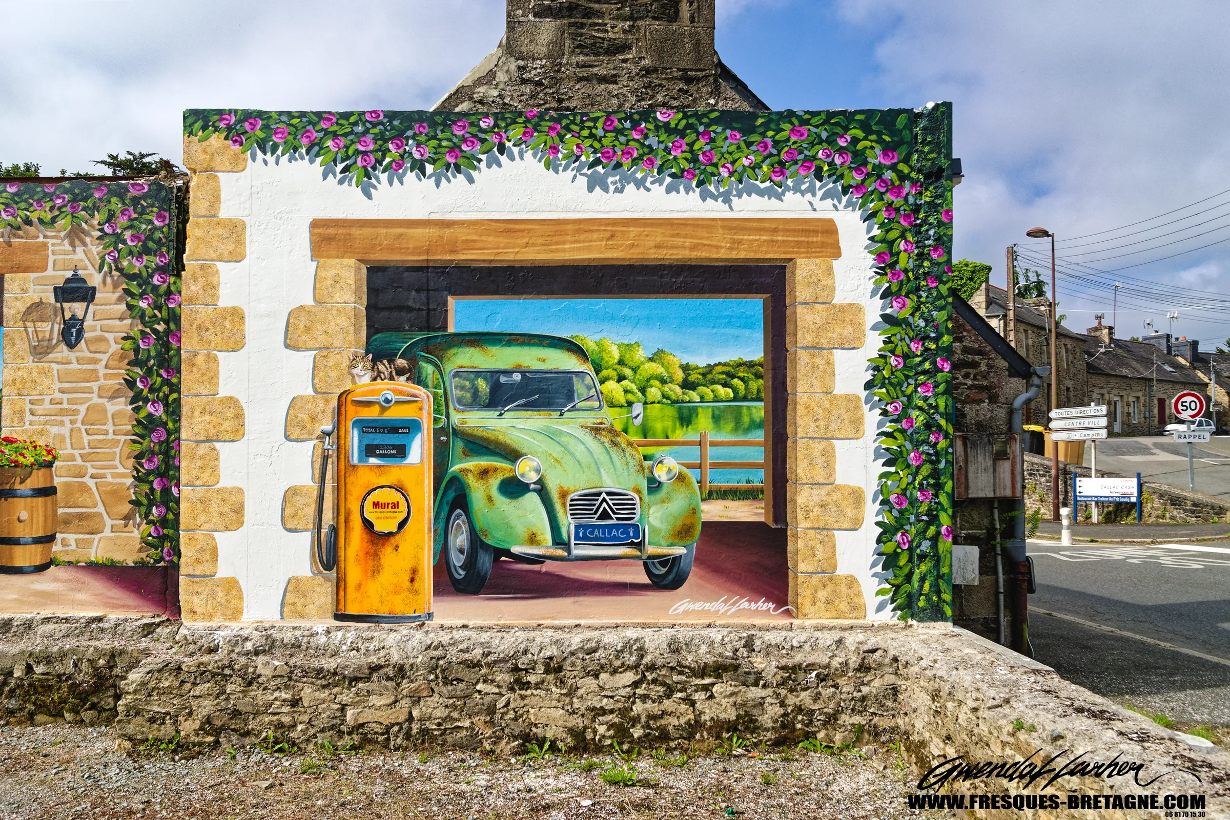 Trompe-l'œil d'un garage ouvert avec Citroën 2CV, entrée de ville de Callac